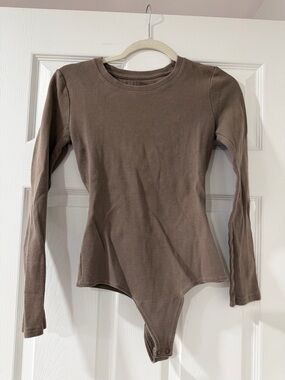 nuuds Women's Long Sleeve Ribbed Crewneck Bodysuit in Mocha